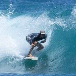 Stef surfing